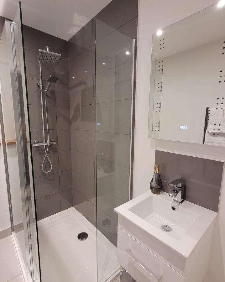 Luxury 2 Bed Apartment In The Heart Of Rochester Wainscot Экстерьер фото