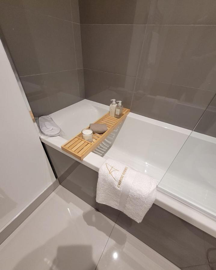 Luxury 2 Bed Apartment In The Heart Of Rochester Wainscot Экстерьер фото